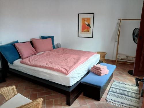 阿提的住宿－Casa d´Alte，一间卧室配有一张带粉红色床单的大床