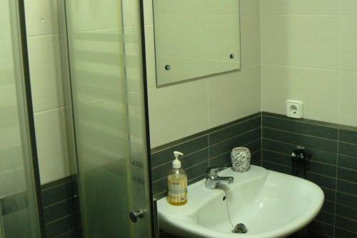 W łazience znajduje się umywalka i lustro. w obiekcie Apartamento en centro de Archena w Murcji