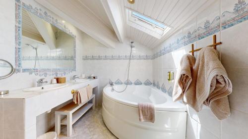 a bathroom with a tub and a sink and a toilet at La Petite Auberge in Tourtour
