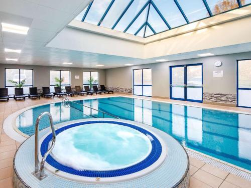 - une piscine avec un bain à remous dans une chambre d'hôtel dans l'établissement Mercure Birmingham West Hotel, à West Bromwich