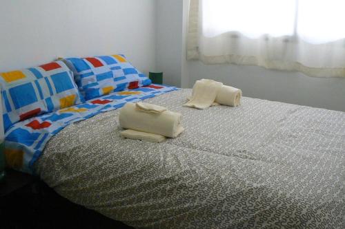 Apartamento en centro de Archena في مورسية: غرفة نوم عليها سرير وفوط