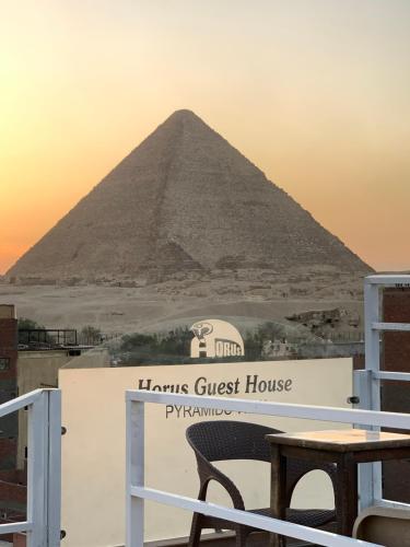 un cartello davanti a una guest house delle piramidi di Horus Guest House Pyramids a Il Cairo