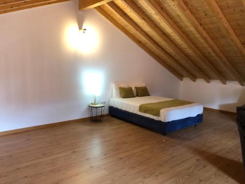 a bedroom with a bed in a room with a wooden ceiling at Casas da Ladeia - Villa 2 in Alvorge
