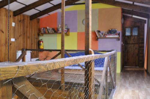 uma rede num quarto com uma parede colorida em La Casa de Colores em Muñopepe