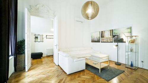 - un salon avec un canapé blanc et une table dans l'établissement Heart of the city, entire very big apartment, à Budapest