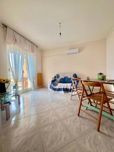 - un salon avec un lit et une table dans l'établissement Onda Blu Apartment, à Pizzo