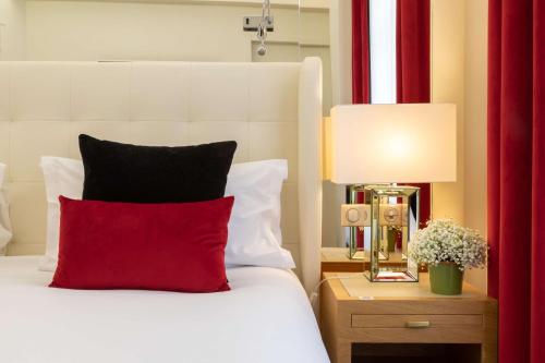 Ένα ή περισσότερα κρεβάτια σε δωμάτιο στο Hotel Camille Paris Tapestry Collection by Hilton