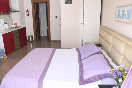 Ένα ή περισσότερα κρεβάτια σε δωμάτιο στο A Hotels & Suite