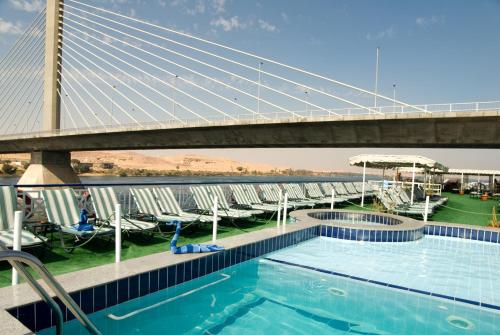a bridge over a swimming pool on a cruise ship at M/s Nile crown II in Nag` el-Fuqâhi
