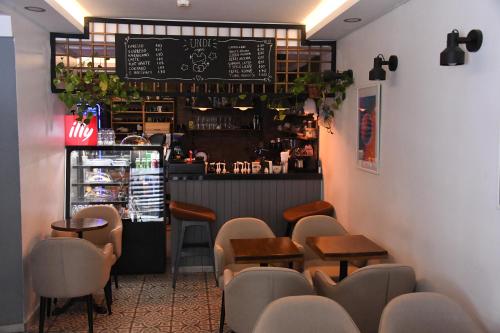 un restaurante con un bar con mesas y sillas en A Hotels & Suite, en Ankara