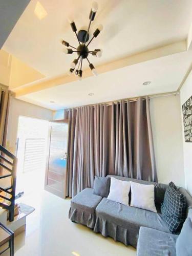 Un lugar para sentarse en Elyu Villa with Pool & Parking