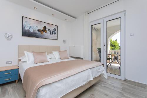 una camera da letto con un letto grande e un balcone di Apartments Villa Nena a Bol
