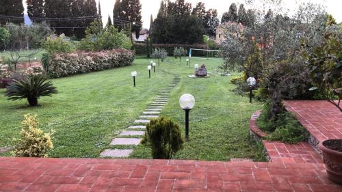 un jardín con un montón de luces en el césped en Intero alloggio campagna Lucca en Capannori