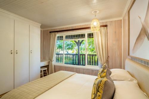 Ένα ή περισσότερα κρεβάτια σε δωμάτιο στο Osprey Cottage - Knysna Lagoon