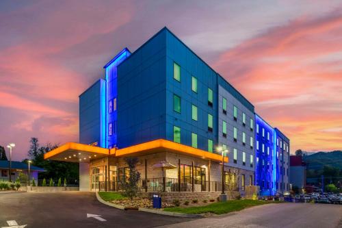 Comfort Suites Gatlinburg Downtown-Convention Center في غاتلينبرغ: مبنى عليه انوار زرقاء