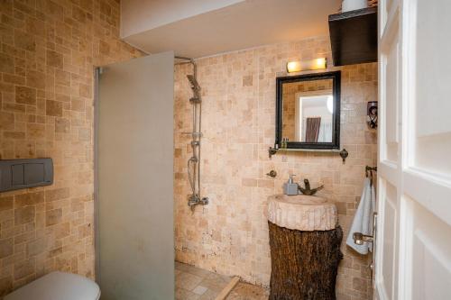 a bathroom with a sink and a mirror at alba otel in Ildır