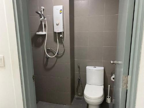 een kleine badkamer met een toilet en een douche bij Mercu Summer Suite by Great Service in Kuala Lumpur