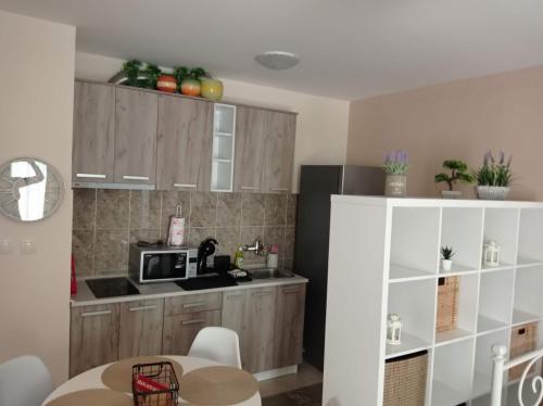 Kuchyň nebo kuchyňský kout v ubytování NMD Apartments