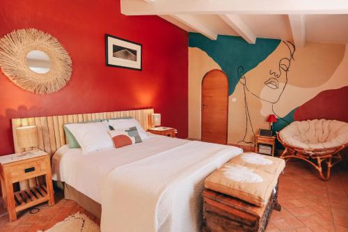 1 dormitorio con cama grande y pared roja en ILE DE RE - Villa Foulquier en Rivedoux-Plage