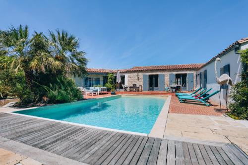 une villa avec piscine et une maison dans l'établissement ILE DE RE - Villa Foulquier, à Rivedoux-Plage