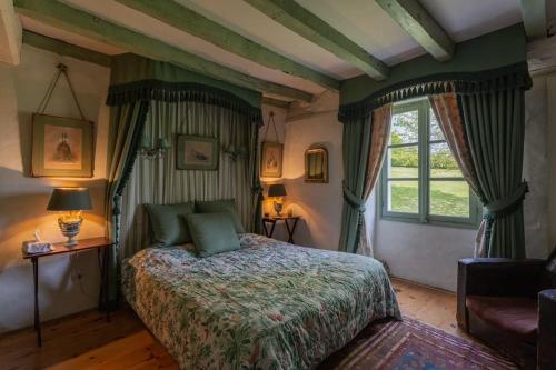 une chambre avec un lit et une fenêtre dans l'établissement Magnifique maison basque du 18ème avec vue exceptionnelle, à Saint-Pée-sur-Nivelle