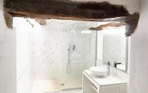 baño blanco con ducha y lavamanos en 4 bedrooms house with lake view garden and wifi at Villasur de Herreros, en Villasur de Herreros