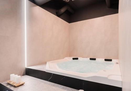 łazienka z dużą wanną w pokoju w obiekcie Jantar Apartamenty- Wyspa Solna w Kołobrzegu