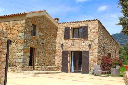 Maison en pierre avec 2 chaises et une table dans l'établissement Maestraccio, à Tavera