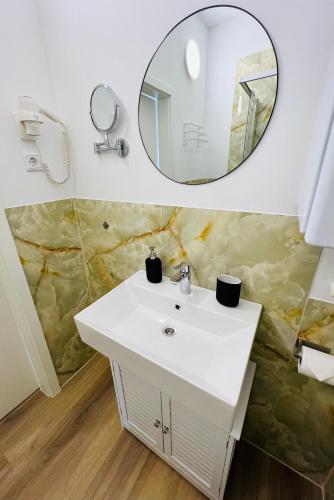 a bathroom with a sink and a mirror at Zentral gelegenes und stilvoll möbliertes Apartment in Duisburg Nur 5 Minuten vom Hbf und City, ideal für Pendler und Messebesucher in Duisburg