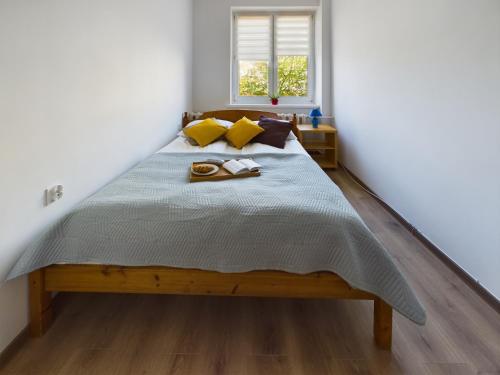 1 dormitorio con 1 cama grande con almohadas amarillas en Gdynia City Centre Apartment Abrahama by Renters, en Gdynia