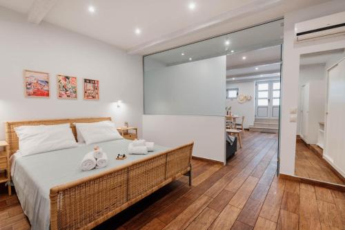 Ένα ή περισσότερα κρεβάτια σε δωμάτιο στο Saint's Alley Suite