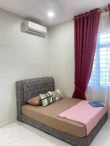 Postel nebo postele na pokoji v ubytování MJ Homestay Kota Bharu