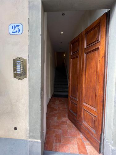 uma entrada para um edifício com uma porta de madeira em At the Boboli Garden Carola Loft em Florença