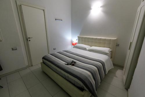 Un dormitorio con una cama con un par de gafas. en Onlyrooms II - Old Town & Typical Food, en Cagliari