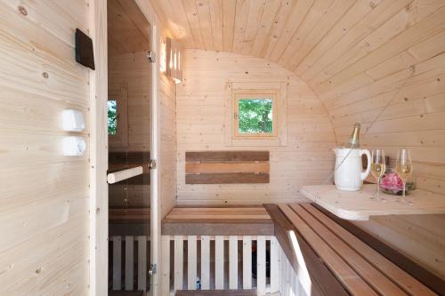 a sauna in a wooden cabin with a window at Eichengeflüster Waldhütte in Wagenfeld
