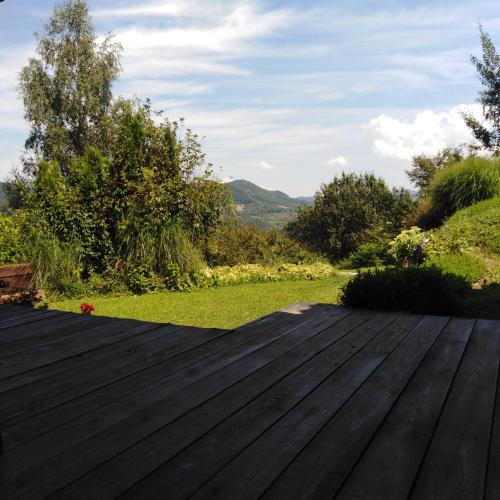 een houten terras met uitzicht op een tuin bij Apartman Marković in Ivanjica
