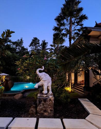 Bazén v ubytování Bambu Lokha Guest house, Gianyar Bali nebo v jeho okolí