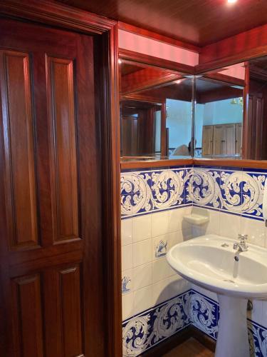 uma casa de banho com um lavatório e um espelho em CASA AUGUSTA HOTEL - QUINTA em Penafiel