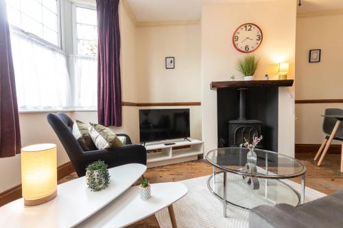 uma sala de estar com uma lareira e uma mesa em May Disc - Long Stay - Contractors em Bristol