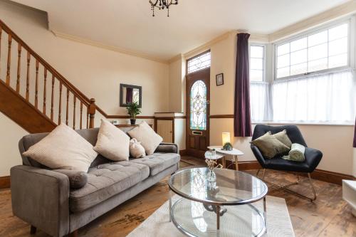 uma sala de estar com um sofá e uma mesa de vidro em May Disc - Long Stay - Contractors em Bristol