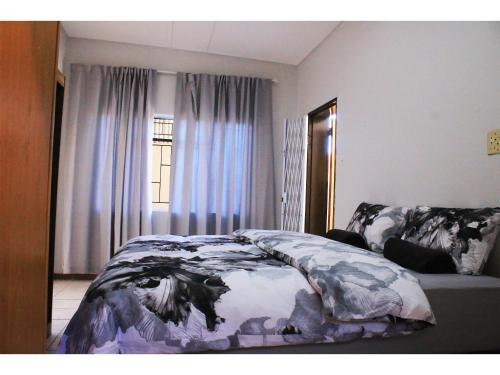 1 dormitorio con 1 cama con manta de caballo en Peace at Home, en Augustinium