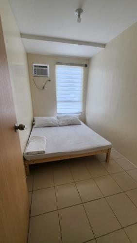 En eller flere senge i et værelse på URBAN DECA Homes SM EAST Pasig