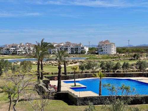 Πισίνα στο ή κοντά στο Stunning apartment with a beautiful pool/lake view