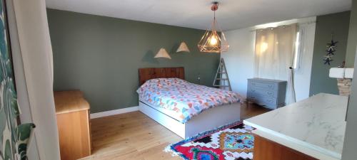 une chambre avec un lit et une commode dans l'établissement Villa artiste & spiritual, à Aubagne