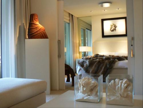 1 dormitorio con 1 cama y 1 mesa en una habitación en casagratiaone en Taormina
