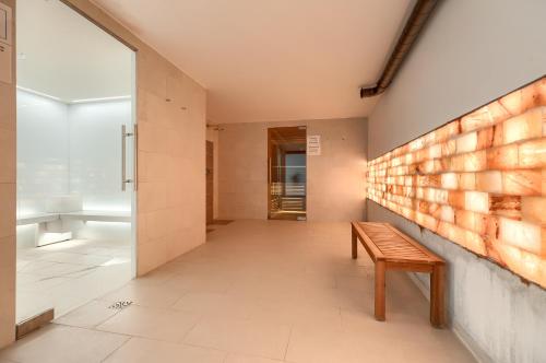 a hallway with a bench in a bathroom at Afrodyta Spa in Świnoujście