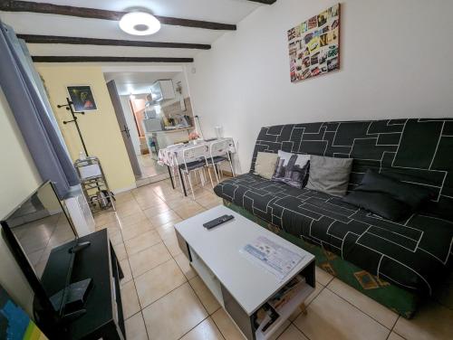 un salon avec un canapé et une table dans l'établissement Maison et Appartements d'Anatole France proche Centre-Ville, Université - CHU, Patinoire et Futuroscope, à Poitiers