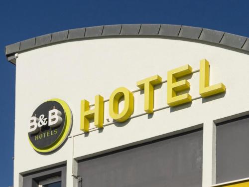 znak hotelowy na boku budynku w obiekcie B&B Hotel Leipzig-Nord w Lipsku