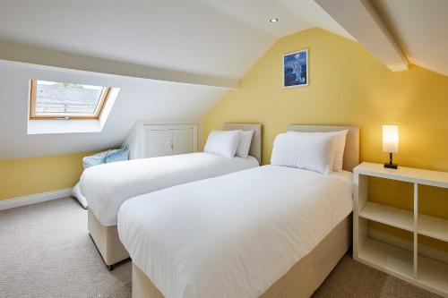 2 letti in una camera con pareti gialle di Host & Stay - Wild Springs a Wetherby