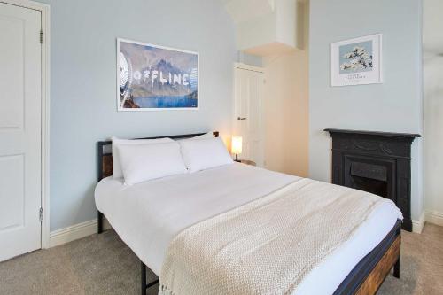 una camera con un grande letto e un camino di Host & Stay - Wild Springs a Wetherby